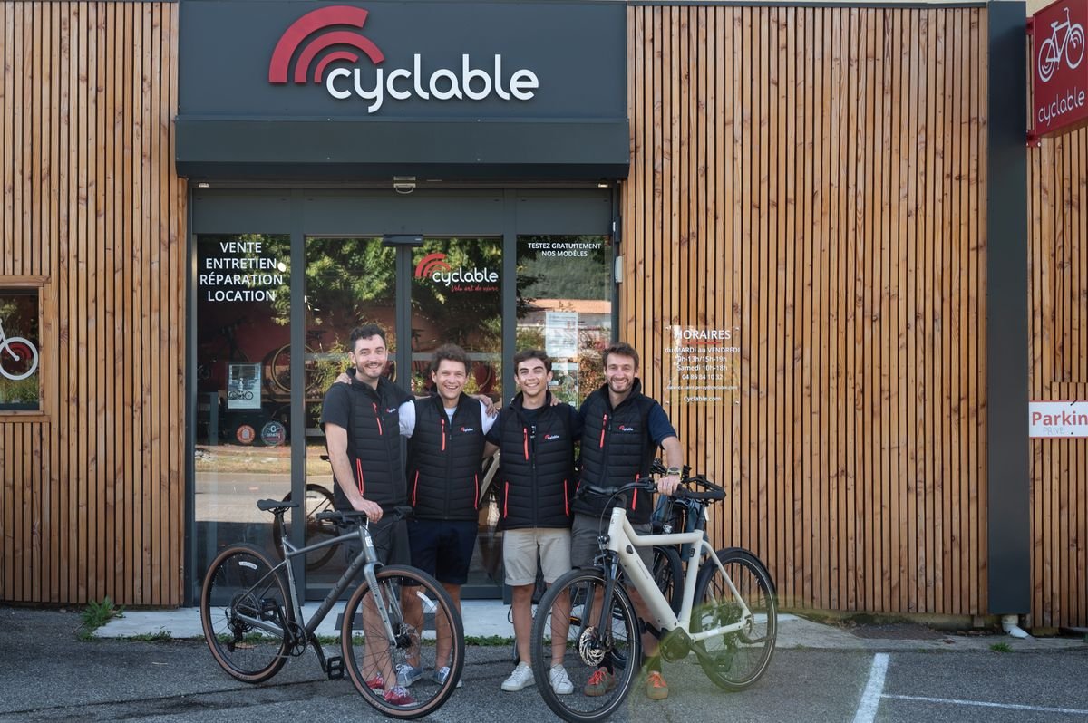 L'équipe Transition Vélo devant le château de Crussol